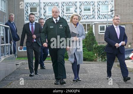 (Da sinistra a destra) leader del Partito Unionista dell'Ulster (UUP) Doug Beattie, leader dell'SDLP Colum Eastwood, Stephen Farry del Partito dell'Alleanza, Servizio di polizia dell'Irlanda del Nord (PSNI) Capo Constable Simon Byrne, Vice leader del Sinn Fein Michelle o'Neill, E il leader del DUP Jeffrey Donaldson, in arrivo per una conferenza stampa al di fuori della sede centrale del PSNI a Belfast, dove si incontrano dopo la ripresa dell'ispettore capo del PSNI John Caldwell mercoledì. Data immagine: Venerdì 24 febbraio 2023. Foto Stock