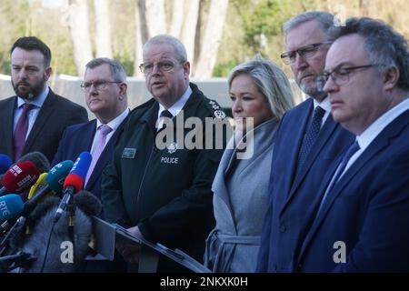 (Da sinistra a destra) Colum Eastwood, leader DUP Jeffrey Donaldson, Police Service of Northern Ireland (PSNI) Capo Constable Simon Byrne, Viceleader Sinn Fein Michelle o'Neill, leader Ulster Unionist Party (UUP) Doug Beattie, E Stephen Farry del partito dell'Alleanza, parlando ai media al di fuori del quartier generale del PSNI a Belfast, dove si incontrano dopo la ripresa dell'ispettore capo del PSNI John Caldwell mercoledì. Data immagine: Venerdì 24 febbraio 2023. Foto Stock