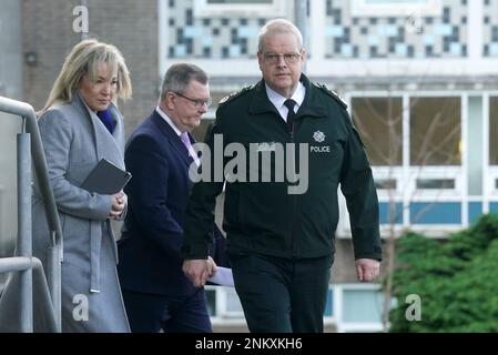 (Da sinistra a destra) Sinn Fein, vice-leader Michelle o'Neill, leader DUP Jeffrey Donaldson, E il Capo Constabile del Servizio di polizia dell'Irlanda del Nord (PSNI) Simon Byrne, in arrivo per una conferenza stampa al di fuori della sede centrale del PSNI a Belfast, dove si riuniscono in seguito alla ripresa dell'Ispettore capo del PSNI John Caldwell mercoledì. Data immagine: Venerdì 24 febbraio 2023. Foto Stock