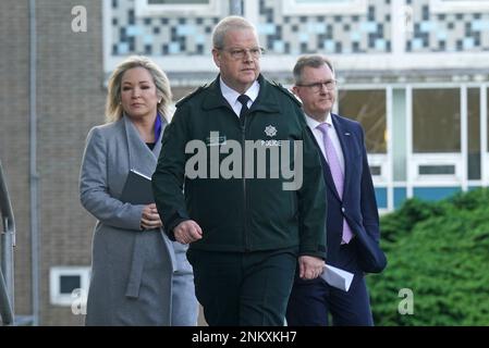 (Da sinistra a destra) Sinn Fein, vice-leader Michelle o'Neill, servizio di polizia dell'Irlanda del Nord (PSNI), Capo Constable Simon Byrne, E il leader del DUP Jeffrey Donaldson, in arrivo per una conferenza stampa al di fuori della sede centrale del PSNI a Belfast, dove si incontrano dopo la ripresa dell'ispettore capo del PSNI John Caldwell mercoledì. Data immagine: Venerdì 24 febbraio 2023. Foto Stock