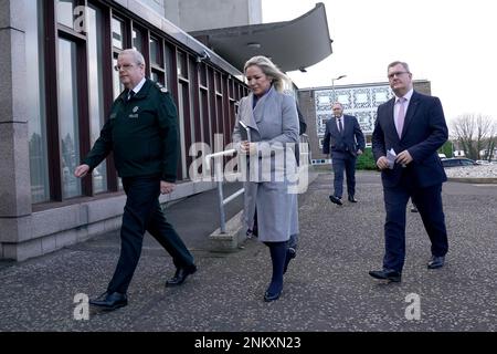 (Da sinistra a destra) Servizio di polizia dell'Irlanda del Nord (PSNI) Capo Constabile Simon Byrne, Vicedirettore del Sinn Fein Michelle o'Neill, leader del Partito Unionista dell'Ulster (UUP) Doug Beattie, E il leader del DUP Jeffrey Donaldson, partirà dopo una conferenza stampa fuori dalla sede centrale del PSNI a Belfast, dove si incontreranno dopo la ripresa dell'ispettore capo del PSNI John Caldwell mercoledì. Data immagine: Venerdì 24 febbraio 2023. Foto Stock