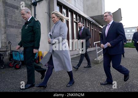 (Da sinistra a destra) Servizio di polizia dell'Irlanda del Nord (PSNI) Capo Constable Simon Byrne, Vicedirettore del Sinn Fein Michelle o'Neill, leader della SDLP Colum Eastwood, E il leader del DUP Jeffrey Donaldson, partirà dopo una conferenza stampa fuori dalla sede centrale del PSNI a Belfast, dove si incontreranno dopo la ripresa dell'ispettore capo del PSNI John Caldwell mercoledì. Data immagine: Venerdì 24 febbraio 2023. Foto Stock