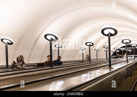 Mosca, Russia - 22 febbraio 2023: I passeggeri scendono in metropolitana su una lunga scala mobile della stazione metropolitana Michurinsky Prospekt nella città di Mosca Foto Stock