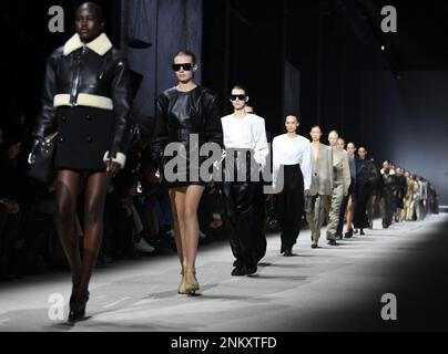 Milano, Italia. 24th Feb, 2023. I modelli presentano le creazioni della collezione femminile Autunno/Inverno 2023/2024 di Tod durante la settimana della Moda di Milano, il 24 febbraio 2023. Credit: Jin Mamengni/Xinhua/Alamy Live News Foto Stock