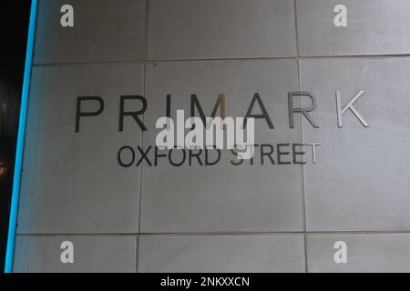 Il negozio Primark si trova sulla segnaletica frontale del negozio Oxford Street. LOGO PRIMARK su Oxford Street a Londra Foto Stock