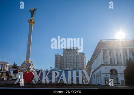 Colonna della vittoria in Maidan Nezalezhnosti (Piazza dell'Indipendenza) a Kyiv, Ucraina, 23 febbraio 2023. (Foto CTK/Vladimir Prycek) Foto Stock