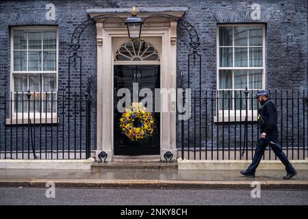 Londra, Regno Unito. 24 febbraio 2023. Una corona decorata con girasoli il fiore nazionale dell'Ucraina è appeso alla porta di 10 Downing Street, Londra. Il primo ministro Rishi Sunak, sua moglie Akshata Murty, l'ambasciatore ucraino nel Regno Unito, Vadym Prystaiko, sua moglie Inna Prystaiko e i membri delle forze armate ucraine hanno tenuto un minuto di silenzio per celebrare il primo anniversario dell'invasione completa dell'Ucraina da parte delle forze russe Credit: amer Ghazzal/Alamy Live News Foto Stock