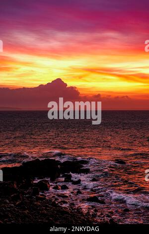 Alba con nuvole colorate sopra l'oceano Foto Stock