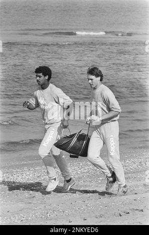 Formazione Ajax sulla spiaggia di Wassenaar; Rijkaard (l) e Van Basten ca. 1985 Foto Stock