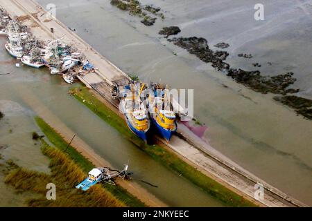 Conseguenze dell'uragano Katrina 2005: Situazione nella parrocchia di South Plaquemines, Louisiana vicino a Empire, Buras e Boothville ca. 29 agosto 2005 Foto Stock