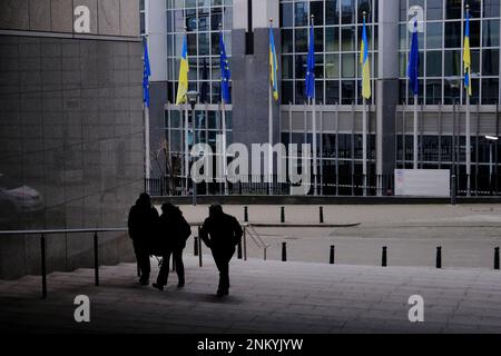 Bruxelles, Belgio. 24th Feb, 2023. Bandiere di Ucraina e UE volano davanti al Parlamento europeo in occasione del primo anniversario dell'invasione russa, a Bruxelles, Belgio 24 febbraio 2023 Credit: ALEXANDROS MICHAILIDIS/Alamy Live News Foto Stock
