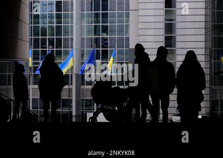 Bruxelles, Belgio. 24th Feb, 2023. Bandiere di Ucraina e UE volano davanti al Parlamento europeo in occasione del primo anniversario dell'invasione russa, a Bruxelles, Belgio 24 febbraio 2023 Credit: ALEXANDROS MICHAILIDIS/Alamy Live News Foto Stock
