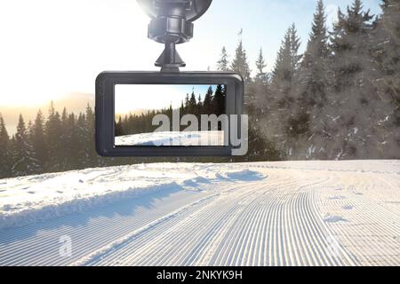 Moderna telecamera sul cruscotto montata in auto, vista della strada durante la guida Foto Stock