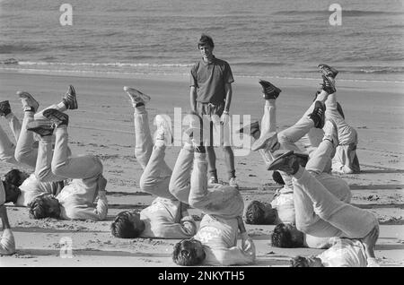 Formazione Ajax sulla spiaggia di Wassenaar; il direttore tecnico Johan Cruijff guarda i giocatori di formazione ca. 1985 Foto Stock