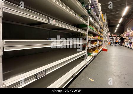 Pechino, Belgio. 31st Ott 2022. Gli scaffali vuoti per le uova a buon mercato sono visti in un supermercato a Bruxelles, Belgio, 31 ottobre 2022. Credit: Zheng Huansong/Xinhua/Alamy Live News Foto Stock