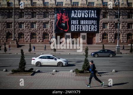 Poster 'Azovstal libero Mariupol difensori' al Municipio di Kiev, Ucraina, 23 febbraio 2023. (Foto CTK/Vladimir Prycek) Foto Stock