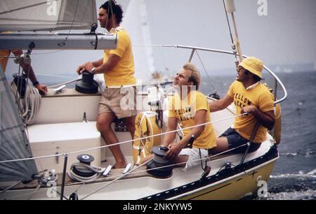 1970s Foto a vela: L'equipaggio della giacca gialla presta colore alla gara di Annapolis--Newport, un evento di vela biennale ca. 1973 Foto Stock