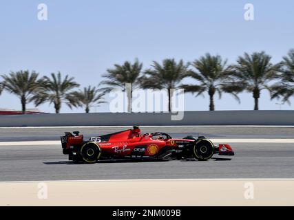 Sakhir, Bahrein. 24th Feb, 2023. Motorsport: Formula 1, prove. Carlos Sainz dalla Spagna del team Ferrari è in pista. Credit: Hasan Brantic/dpa/Alamy Live News Foto Stock