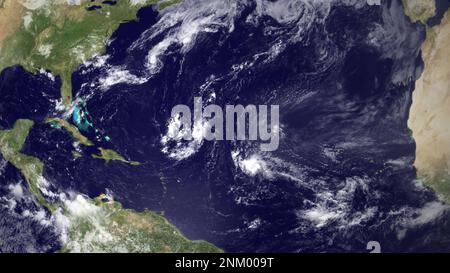 Un full-disk satellite GOES-East immagine visibile scattata il 12 agosto 2011 alle ore 1445z, foto di quattro sistemi a bassa pressione. Le tempeste si estendono diagonalmente da appena ovest dell'Africa a dovuto est della Carolina del Nord. Ogni tempesta ha un potenziale di circa il 20-40% per svilupparsi in un ciclone tropicale nelle 48 ore successive ca. 12 agosto 2011 Foto Stock