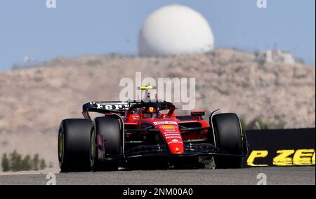 Sakhir, Bahrein. 24th Feb, 2023. Motorsport: Formula 1, prove. Carlos Sainz dalla Spagna del team Ferrari è in pista. Credit: Hasan Brantic/dpa/Alamy Live News Foto Stock