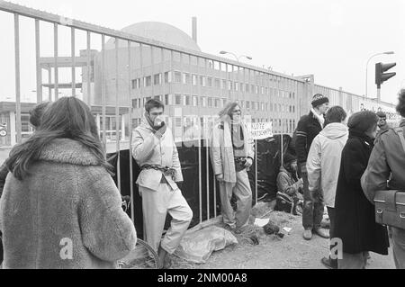 Netherlands Storia: Gruppi di azione anti-energia nucleare bloccano l'accesso alla centrale nucleare di Borssele; attivisti alle porte ca. Marzo 1980 Foto Stock