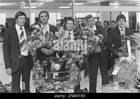 Titolo originale: Parte squadra di polo d'acqua di ritorno da Montreal, da sinistra a destra: Ton Buunk, allenatore Trumbic, Hans Smits e custode della riserva Alex Boegschoten in de Bloemen ca. 30 luglio 1976 Foto Stock