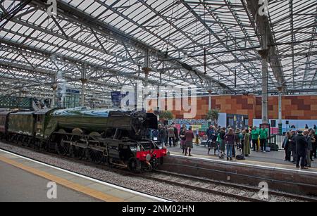 Edimburgo, Scozia, Regno Unito. 24 febbraio 2023. Il motore a vapore Flying Scotsman Centenary parte da Edinburgh Waverley dopo un ricevimento per gli ospiti invitati, celebrando i 100 anni dell'età d'oro dell'ingegnosità, dell'invenzione e dell'artigianato britannico. Credit: Archwhite/alamy live news. Foto Stock