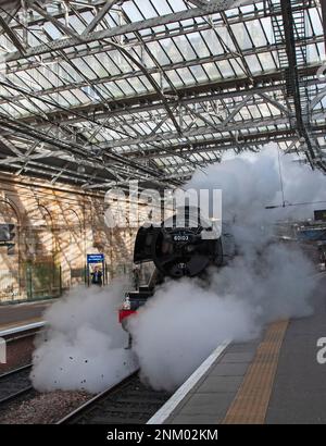 Edimburgo, Scozia, Regno Unito. 24 febbraio 2023. Il motore a vapore Flying Scotsman Centenary parte da Edinburgh Waverley dopo un ricevimento per gli ospiti invitati, celebrando i 100 anni dell'età d'oro dell'ingegnosità, dell'invenzione e dell'artigianato britannico. Credit: Archwhite/alamy live news. Foto Stock