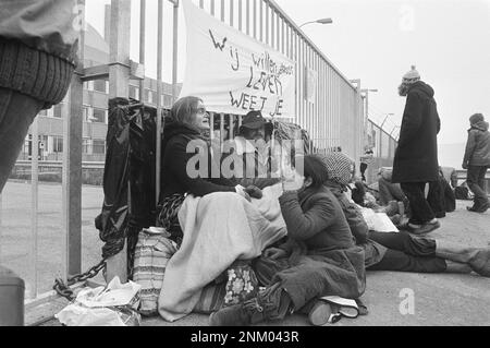 Netherlands Storia: Gruppi di azione anti-energia nucleare bloccano l'accesso alla centrale nucleare di Borssele; attivisti alle porte ca. Marzo 1980 Foto Stock