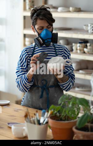 Ceramica artigianale professionale lucida il prodotto finito in un respiratore Foto Stock