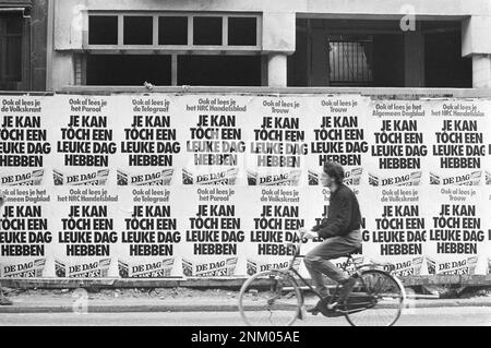 Netherlands History: Bicyclist cavalcando da messaggi pubblicitari per la pubblicazione del nuovo quotidiano ' De Dag ' ca. Marzo 14, 1980 Foto Stock