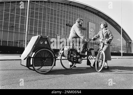 Paesi Bassi Storia: Due ruote RAI 1980; uomo con bicicletta e rimorchio da campeggio ca. Febbraio 22, 1980 Foto Stock