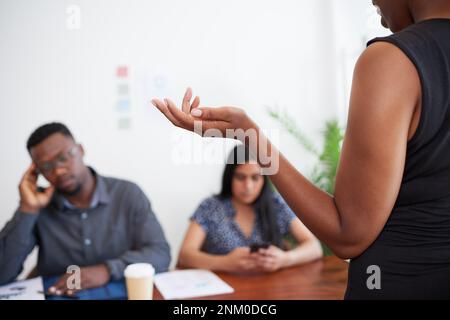 I partecipanti alla riunione si addormentano a una presentazione noiosa sul posto di lavoro Foto Stock