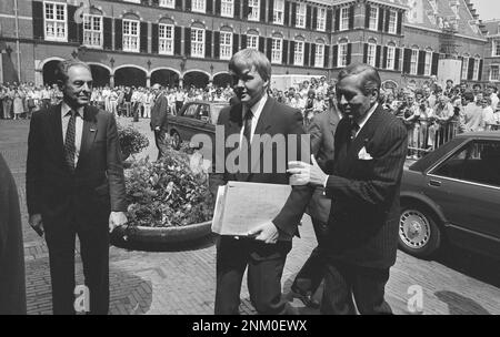 Il principe ereditario Willem Alexander membro del Consiglio di Stato; il principe Willem Alexander all'arrivo con il principe Claus ca. 1985 Foto Stock
