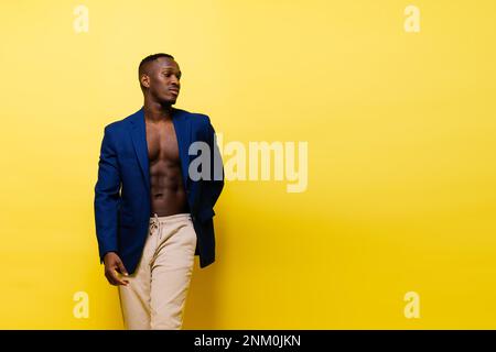 Uomo d'affari millenario afro-americano isolato su sfondo studio, abito formale di successo maschile Foto Stock