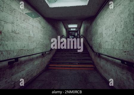 scale vuote nel tunnel sotterraneo Foto Stock