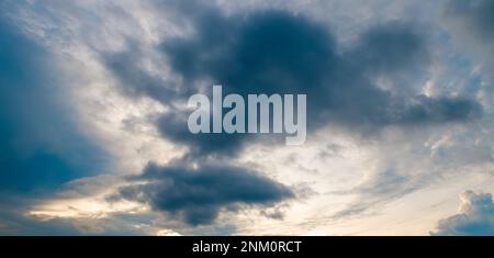 Cielo scuro e tramonto spettacolare. Foto ampia. Foto Stock