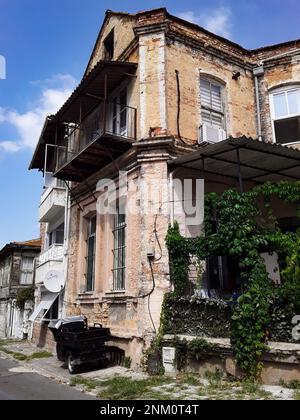 Una vecchia casa greca con muri in mattoni, Buyukada, Istanbul, Turchia. Foto Stock