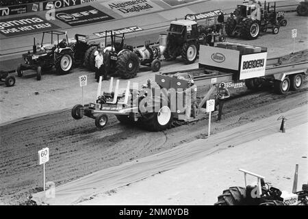 Paesi Bassi Storia: Gare europee di traino per trattori da interno ad Ahoy Rotterdam; 'trattore in aumento' ca. Febbraio 23, 1980 Foto Stock