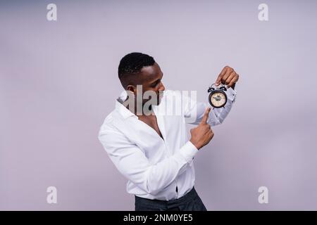 Uomo d'affari millenario afro-americano isolato su sfondo studio, abito formale di successo maschile Foto Stock