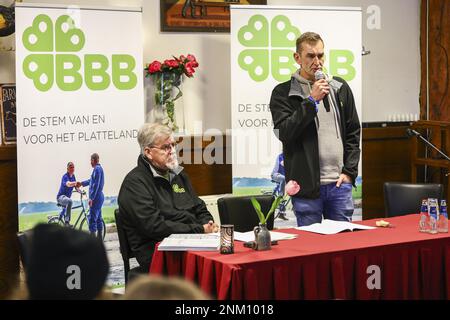 OOOSTERWIJTWERD - candidati membri BBB del parlamento HARM Nieboer e Eddie van Maarum (lr) durante la presentazione di un piano in 10 punti elaborato dalla parte in risposta alla relazione finale della commissione parlamentare d'inchiesta sull'estrazione di gas naturale a Groningen. Nel piano, BBB spiega come, secondo tale parte, tutti i danni derivanti dall'estrazione di gas naturale e altre attività minerarie, come l'estrazione di sale, debbano essere affrontati. VINCENT JANNINK olanda fuori - belgio fuori Foto Stock
