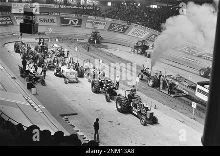 Paesi Bassi Storia: Concorso europeo di traino per trattori da interno ad Ahoy Rotterdam; Panoramica ca. Febbraio 23, 1980 Foto Stock