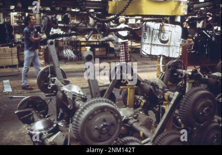 1970s America: Sulla linea di assemblaggio Cadillac--assali pronti per essere abbinati a telai ca. 1973 Foto Stock