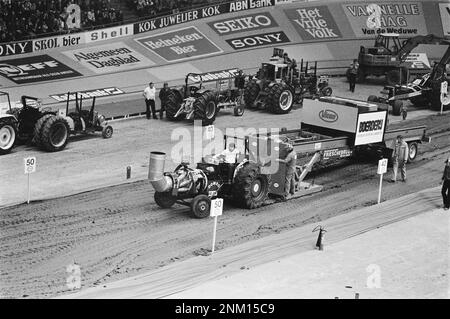 Paesi Bassi Storia: Gare europee di trazione di trattori da interno ad Ahoy Rotterdam; trattore con motore per aerei ca. Febbraio 23, 1980 Foto Stock