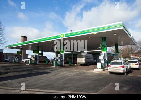 Stazione di rifornimento BP British Petroleum con pompe presso Frankley autostrada Services, sull'autostrada M5 (vicino allo svincolo 3), direzione nord. REGNO UNITO. (133) Foto Stock