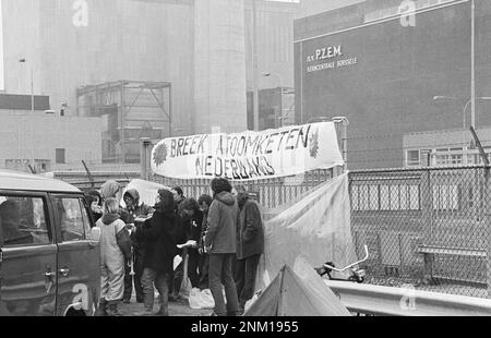 Netherlands Storia: Gruppi di azione anti-energia nucleare bloccano l'accesso alla centrale nucleare di Borssele; attivisti alle porte ca. Marzo 1980 Foto Stock