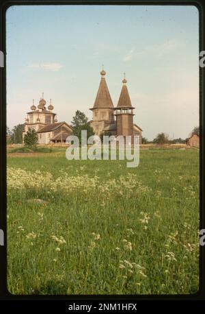 Il Pogost di Liadney, costituito da chiese e un cimitero, risale al XVIII e XIX secolo. È un esempio di architettura in legno che riflette il patrimonio rurale e religioso della Russia. Foto Stock
