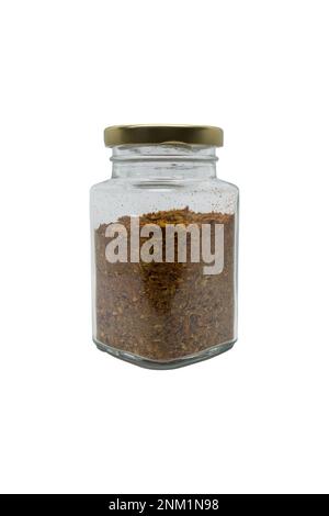 Peperoncino in polvere in un vaso di vetro con coperchio chiuso. Isolato su sfondo bianco con tracciato di ritaglio. Foto Stock