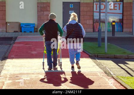 Glasgow, Scozia, Regno Unito 24th febbraio 2023. i limiti di uova e pomodori del parcheggio di morrisons e Lidl assicurano la fornitura poiché i loro negozi sono traboccanti a causa delle restrizioni. Credit Gerard Ferry/Alamy Live News Foto Stock