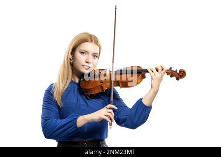 Bella ragazza bionda che suona violino. Violinista femminile isolato su sfondo bianco. Foto Stock